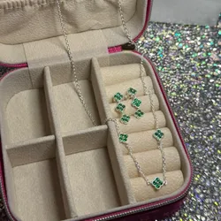 Juego de cadena y aretes van cleef verde 