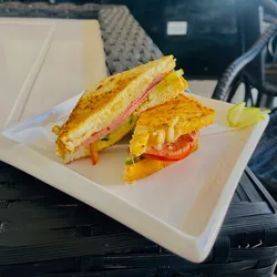 Sándwich de jamón y queso