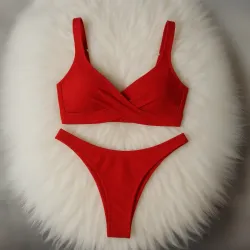 Bikini estilo tanga de corte alto cruzado adelante color rojo