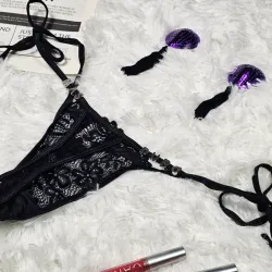 Conjunto de lenceria Tanga de encaje estilo bikini + Pezoneras con lentejuelas y colgante