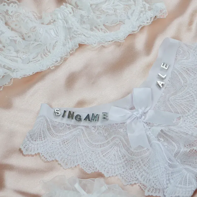 Conjunto de tanga ancho de encaje con lazo + ajustador de encaje + 3 ligas color blanco (PERSONALIZADO)