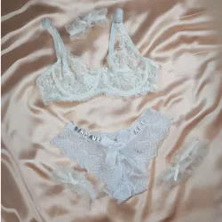 Conjunto de tanga ancho de encaje con lazo + ajustador de encaje + 3 ligas color blanco (PERSONALIZADO)