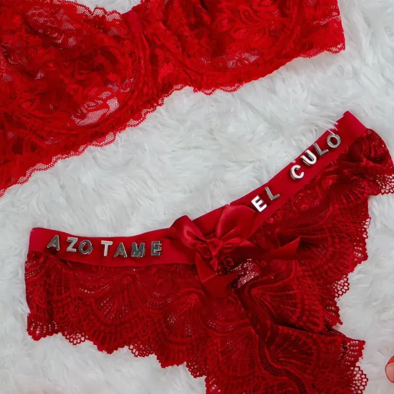 Conjunto de tanga ancho de encaje con lazo + ajustador de encaje + 3 ligas color rojo (PERSONALIZADO)