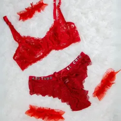 Conjunto de tanga ancho de encaje con lazo + ajustador de encaje + 3 ligas color rojo (PERSONALIZADO)