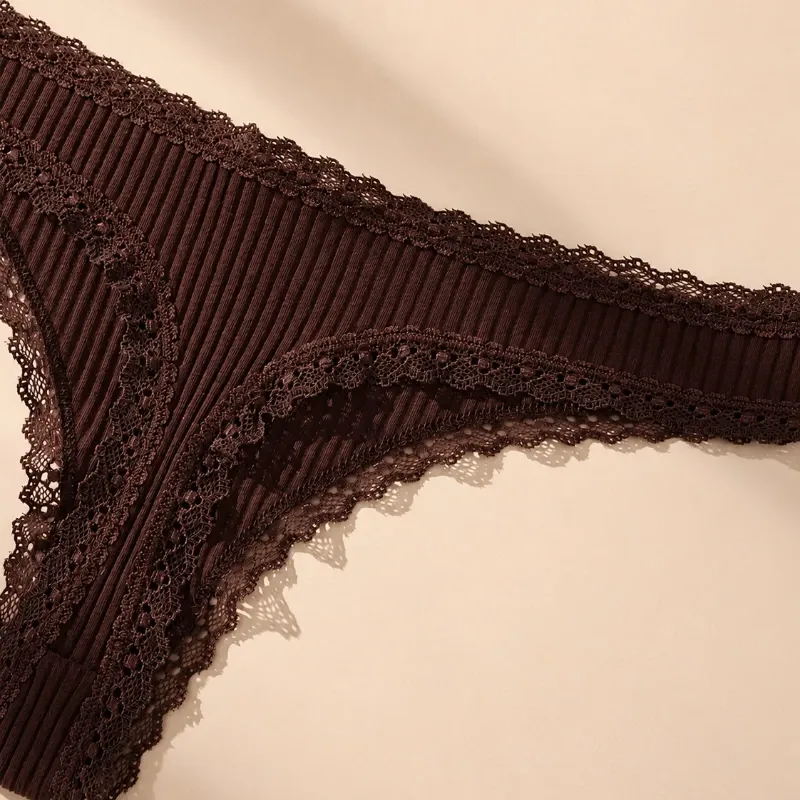 Tanga de encaje con lacito
