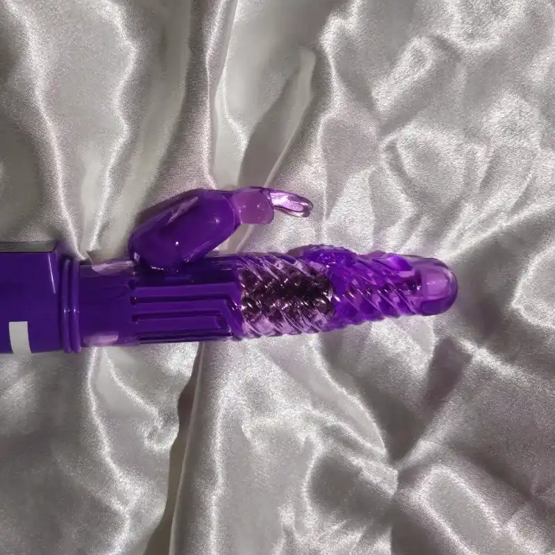 Vibrador morado giratorio a pilas