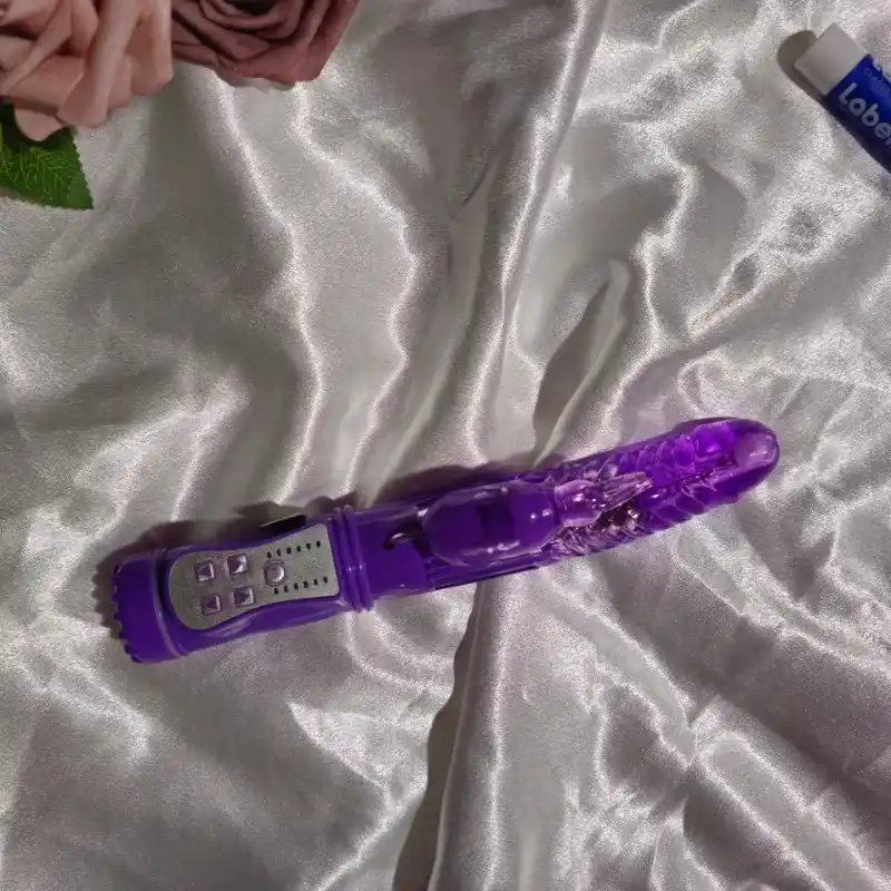 Vibrador morado giratorio a pilas