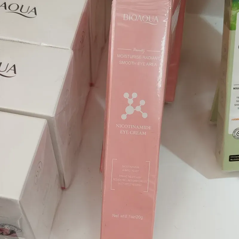 Contorno de ojos con niacinamida