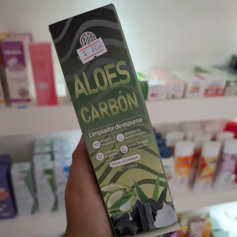 Limpiador facial de espuma con áloe y carbón