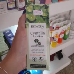 Limpiador facial de centella asiática 