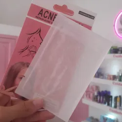 Parches transparente con figuritas para el acné