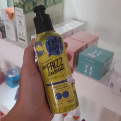 Crema de peinar para cabellos con frizz