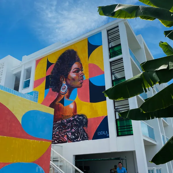 ESCALA es un grupo de artistas visuales especializados en la escultura,la pintura mural y de caballete. Nuestra experiencia y creatividad nos permite transformar espacios a través del diseño aplicado en gran formato, abarcando una amplia variedad de soportes y mobiliario.
Nos dedicamos a la personalización de inmuebles y entornos específicos en hoteles, espacios públicos y proyectos arquitectónicos, fusionando arte y diseño para generar ambientes únicos y memorables. A partir de un profundo estudio del entorno, aportamos soluciones artísticas que enriquecen la estética y la identidad de cada lugar.