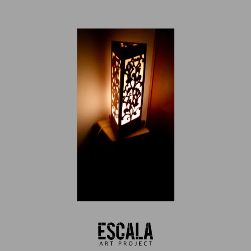 Lámpara de madera calada