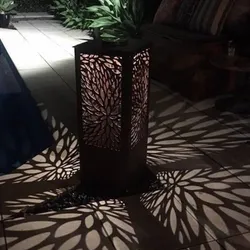 Lámpara de madera calada