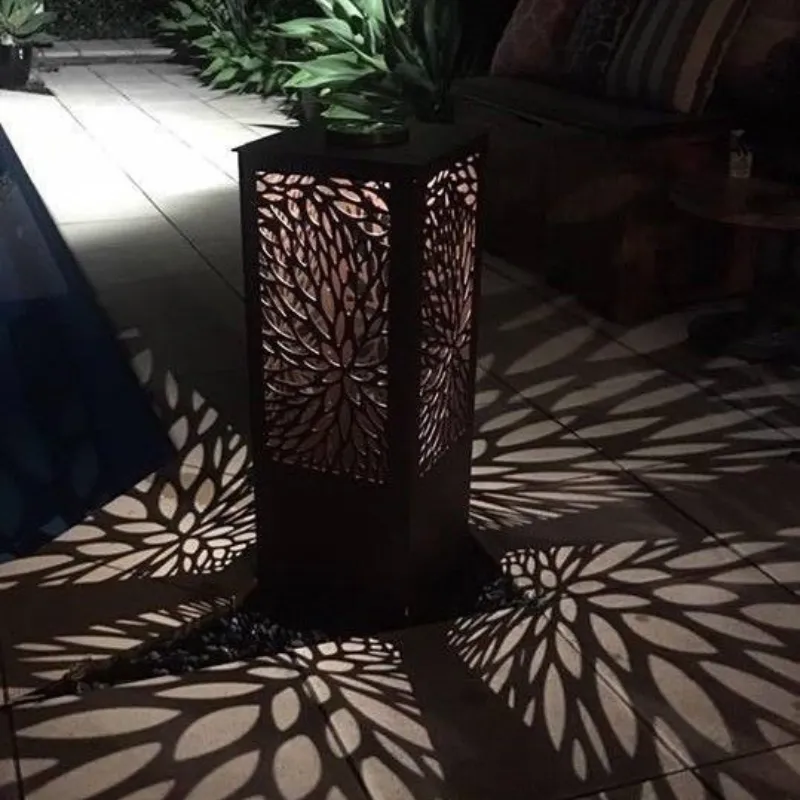 Lámpara de madera calada