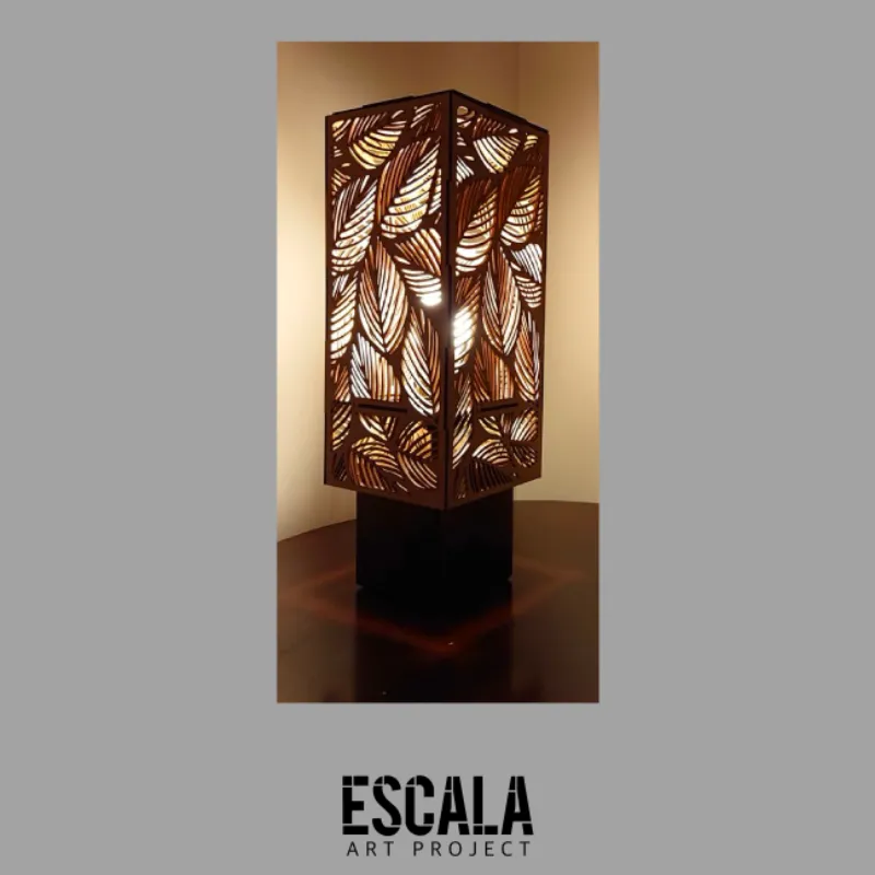 Lámpara de madera calada
