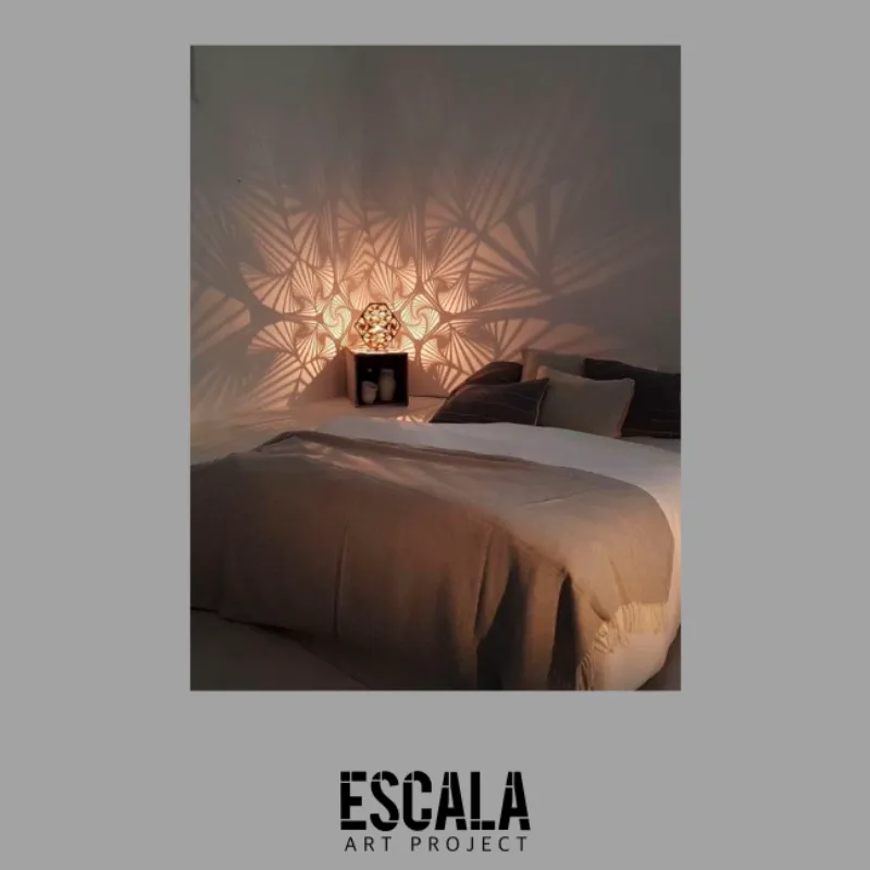 Lámpara de madera calada