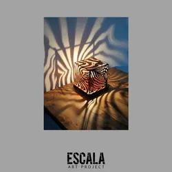 Lámpara de madera calada