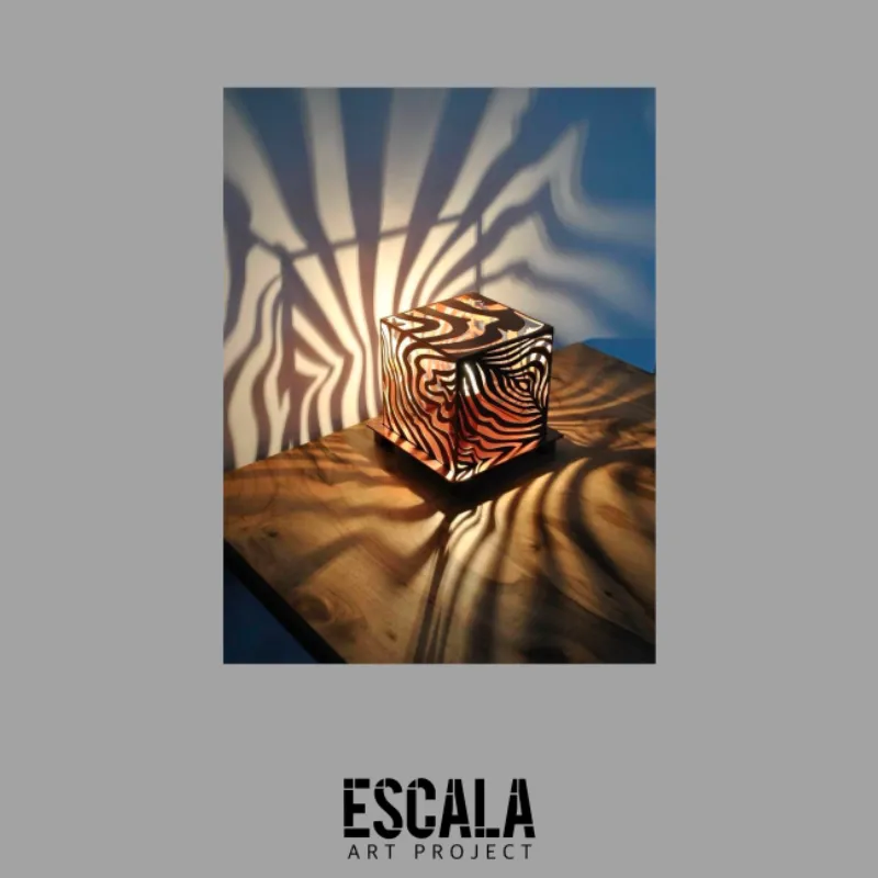 Lámpara de madera calada