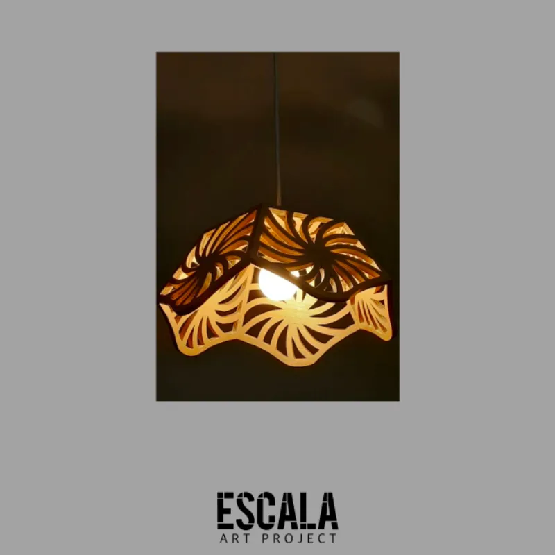 Lámpara de techo calada en madera