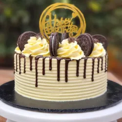 Panetela mediana de chocolate con relleno de nutella+ toper de feliz cumpleaños