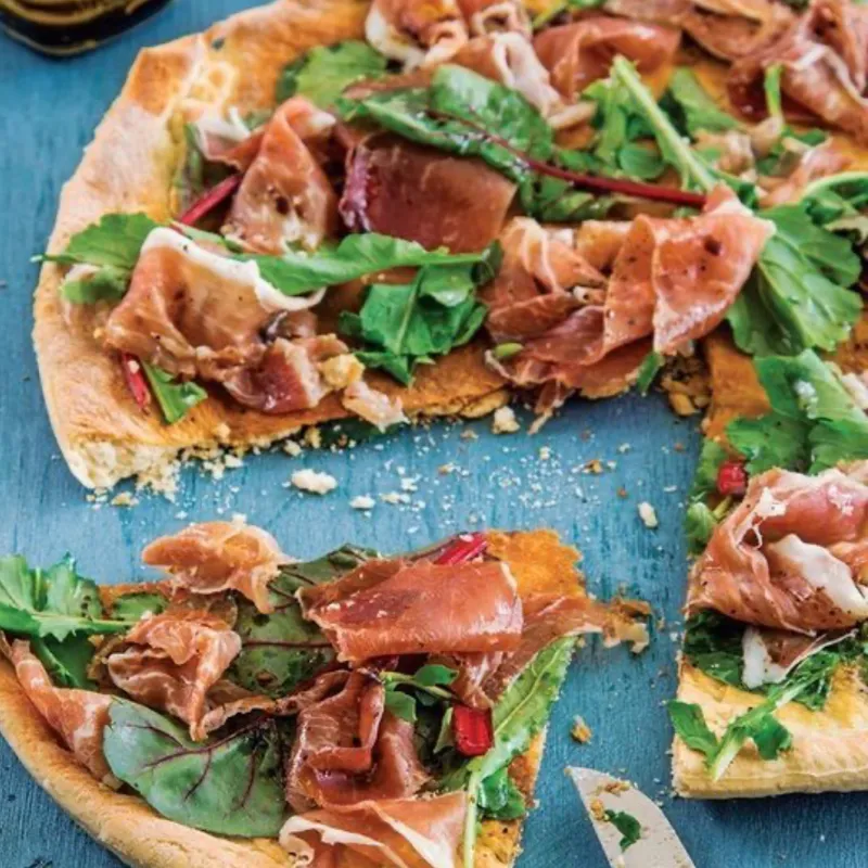 Focaccia jamón serrano y aceitunas