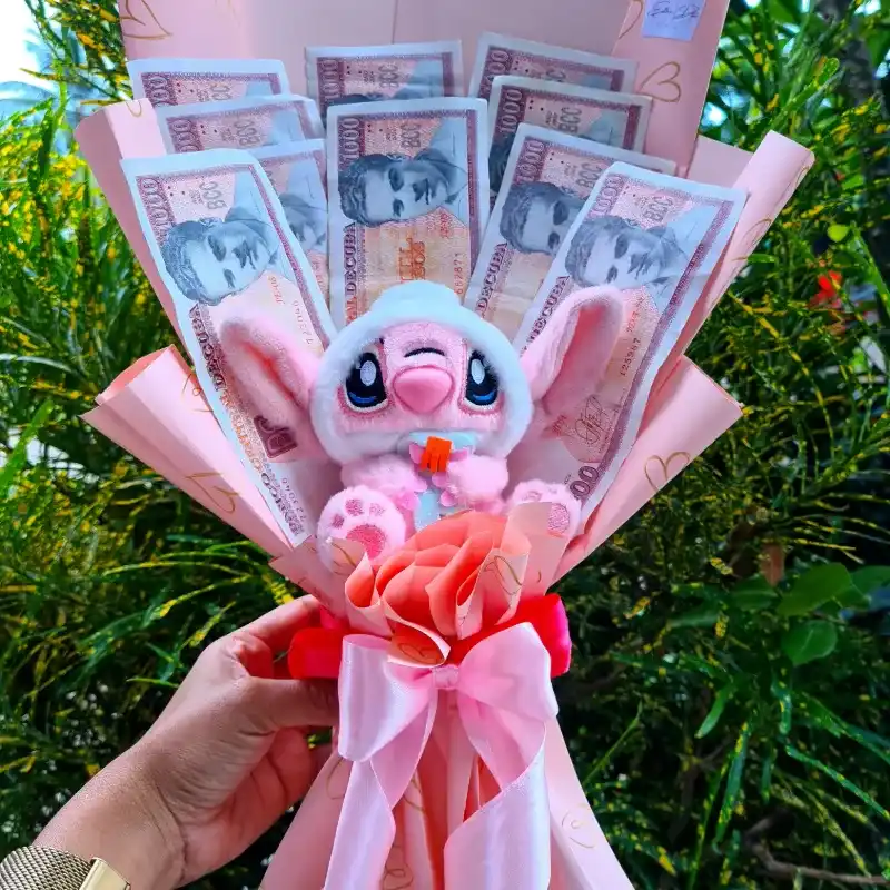 Arreglo con dinero y ramo de flores 
