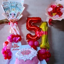 Arreglo con dinero y ramo de flores 