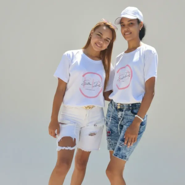 ¿ Buscas sorprender a esa persona especial con un detalle único y personalizado ?
¡ Haz llegado al lugar correcto, donde los regalos son únicos y hechos con amor !
Llevamos la magia hasta la puerta de tu casa , no esperes más para hacer feliz a esa persona especial