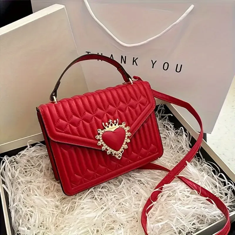 Careta con diseño dorado