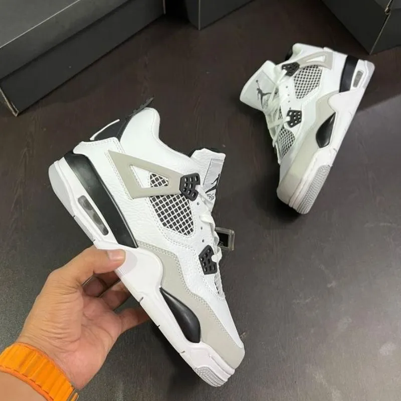 🤍🖤Jordan retro 4 🖤🤍