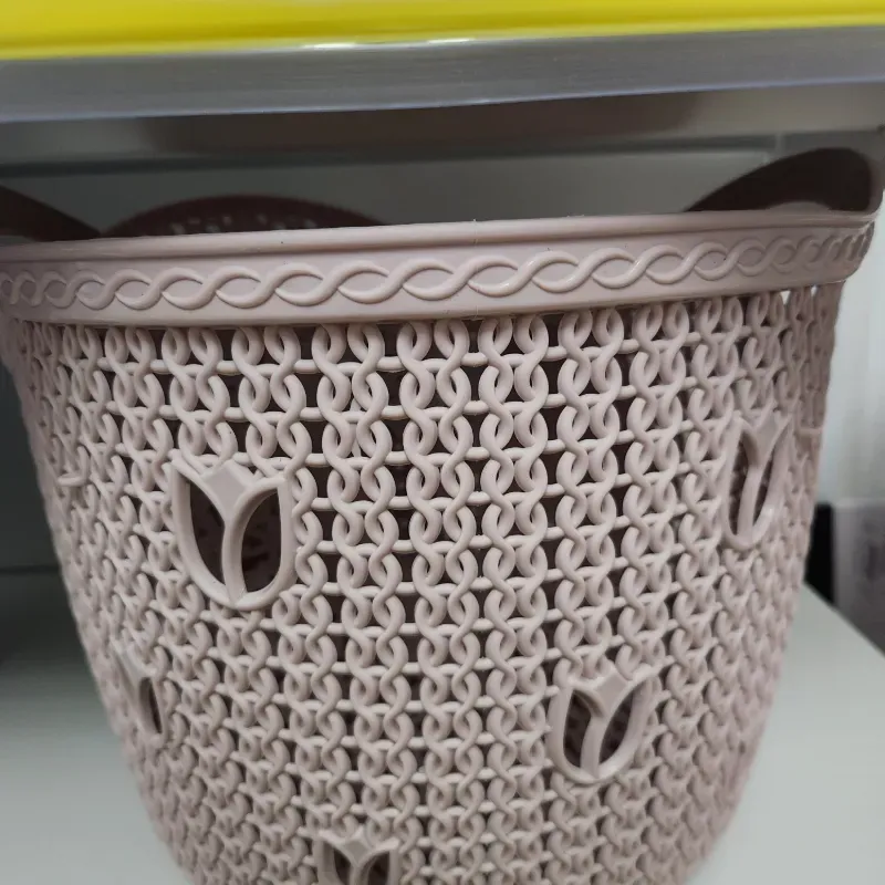 Cesta de plástico con tapa