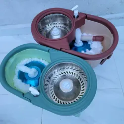 Fregona ovalada con ruedas y dispensador para detergente.