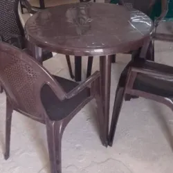 Mesa plástica redonda y 4 sillas con reposabrazos