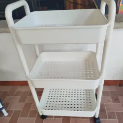 Organizador de 3 niveles con ruedas.
