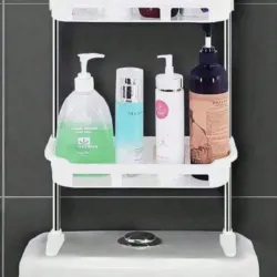 Organizador de baño apoyado sobre inodoro
