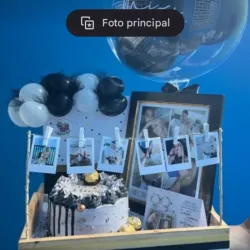 Caja con fotografías colgantes