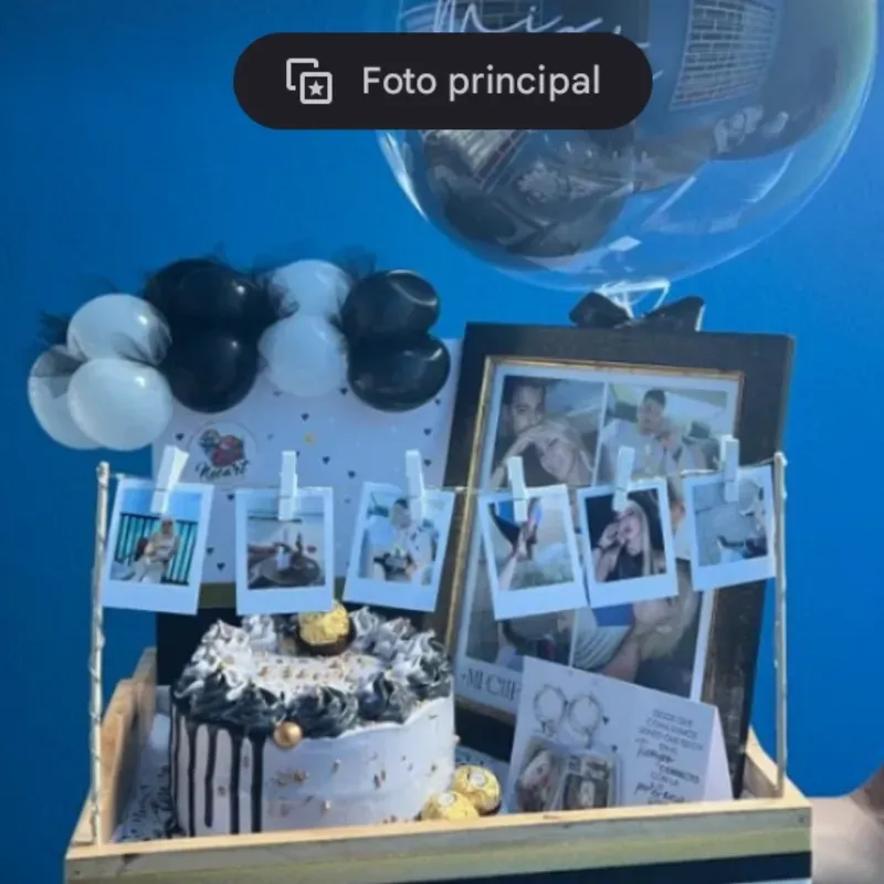 Caja con fotografías colgantes