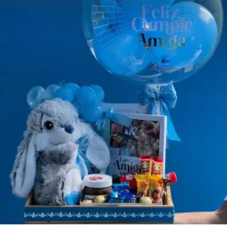 Caja de madera con peluche