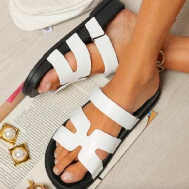 Sandalias Blancas y Negras