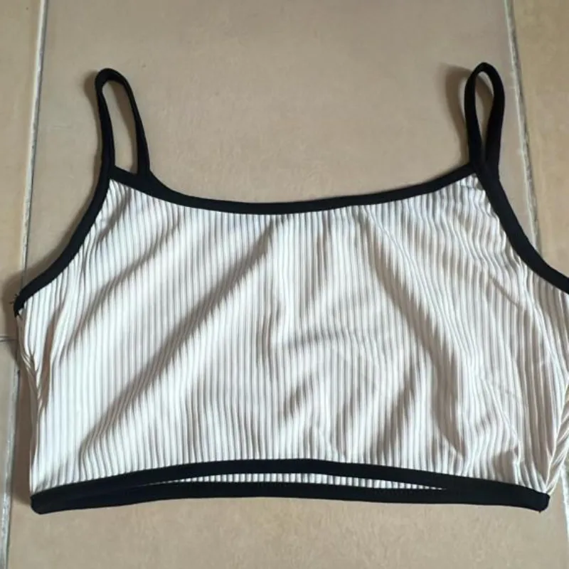 Top Camiseta Blanca y Negra