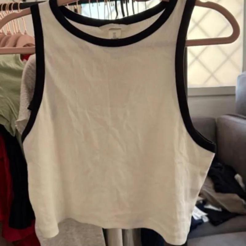 Top Camiseta Blanca y Negra 
