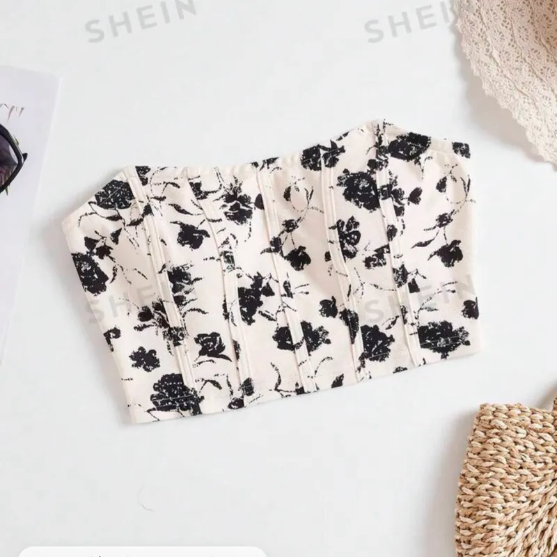 Top estampado en flores negras