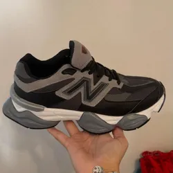 Zapatillas Grises y Negras 