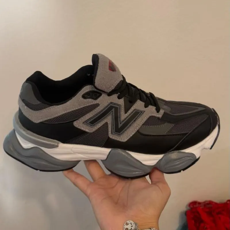 Zapatillas Grises y Negras 