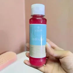Gel hidratante con ácido hialurónico y colágeno.