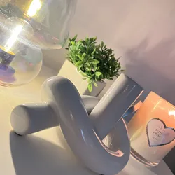 Adorno en forma de nudo blanco 