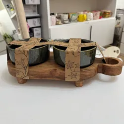 Tabla de madera con 2 bowls cerámicos