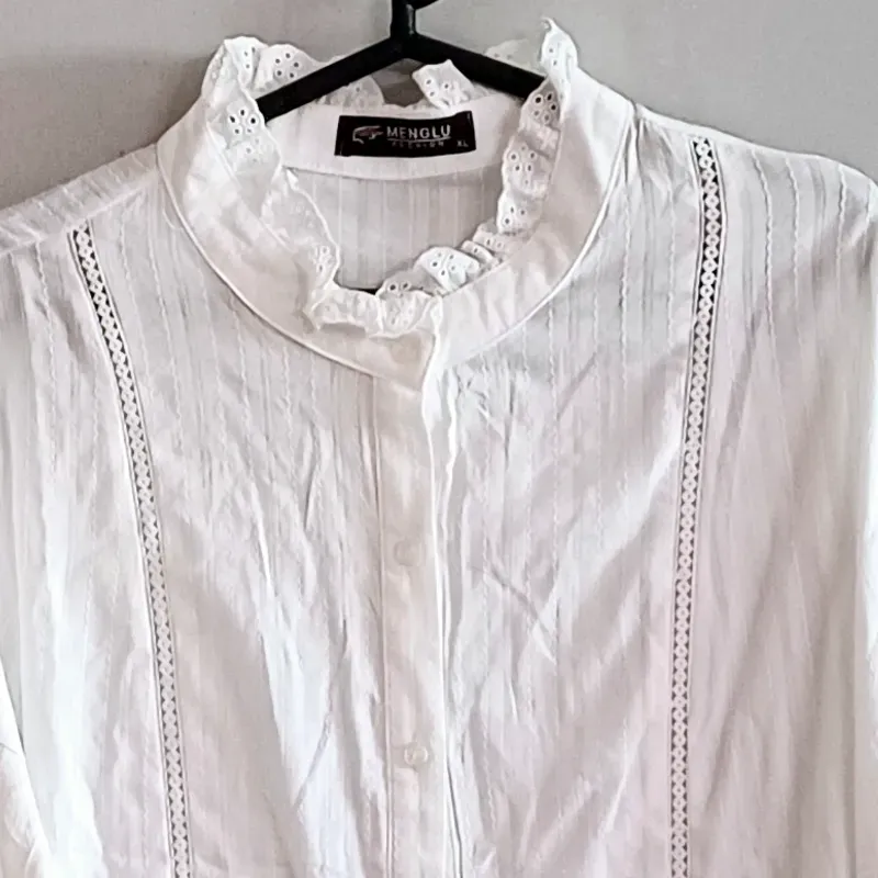 Blusa blanca cuello chino alto manga larga